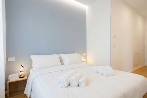 2 bedrooms, desk