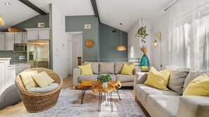 Ein modernes Wohnzimmer mit einer Couch, einem Couchtisch und einem Korbsessel.