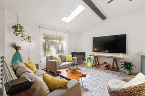 TV, fireplace - Hideaway / Hot Tub/ Sunna/ Kayaks/ Lake/Pool (Pocono Mountain Lake Estates)