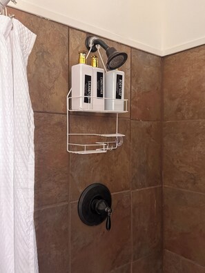 SĂšche-cheveux, serviettes fournies, savon, papier toilette