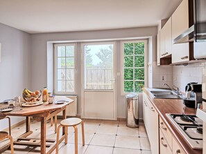 Réfrigérateur, micro-ondes, four, lave-vaisselle