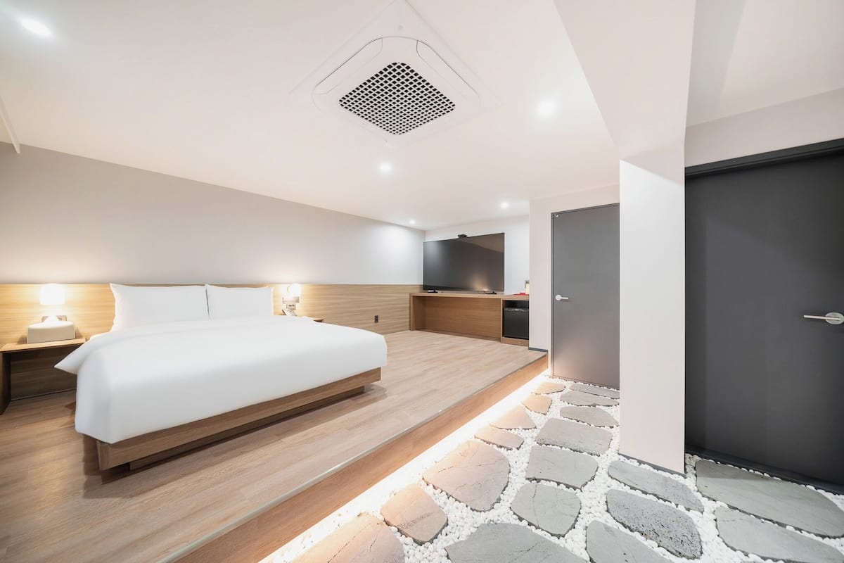DRY SAUNA BED - Breakfast service for guests + 1 FREE DRINK provided | 高級寢具、羽絨被、記憶床墊、書桌