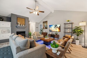Una Smart TV, una chimenea