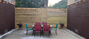Private house sleeps 8 in Logan.  Located near HMTS access points, dining, shops