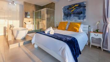 2 bedrooms, iron/ironing board, WiFi