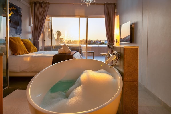 2 bedrooms, iron/ironing board, WiFi, bed sheets - Luxury Riverside Getaway | Balcony | Pool (Velddrif)