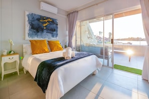 2 bedrooms, iron/ironing board, WiFi, bed sheets - Luxury Riverside Getaway | Balcony | Pool (Velddrif)