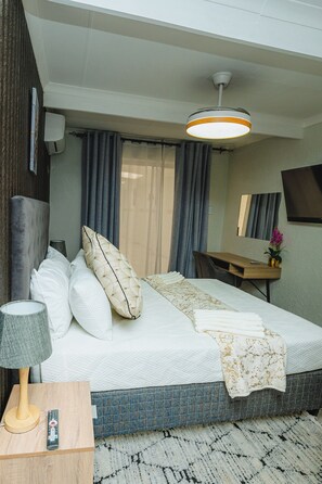 Individually decorated, individually furnished, desk, laptop workspace - Mawo Luxury Boutique (Johannesburg)