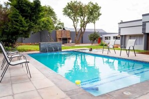 Quarto superluxo, banheiro privativo, vista para o pátio | Terraço/pátio