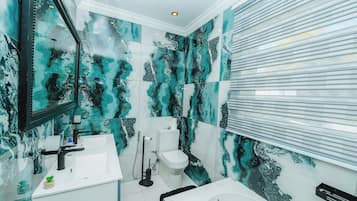 Luxury Room, Private Bathroom, Courtyard View | Bathroom | Towels, soap, shampoo, toilet paper