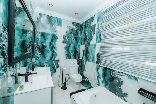 Habitación de lujo, baño privado, vistas al patio | Baño | Toallas, jabón, champú y papel higiénico