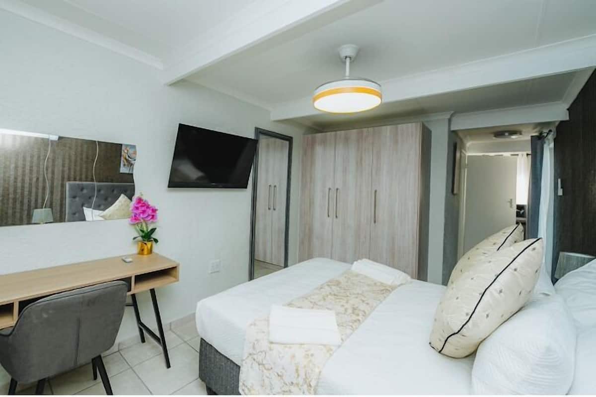 Habitació Deluxe, vistes al jardí | Escriptori, espai de treball apte per a portàtils i cortines opaques