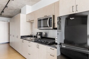 Réfrigérateur, micro-ondes, plaque de cuisson, cafetière/bouilloire