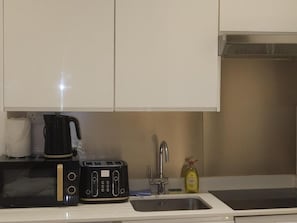 Réfrigérateur, micro-ondes, plaque de cuisson, grille-pain