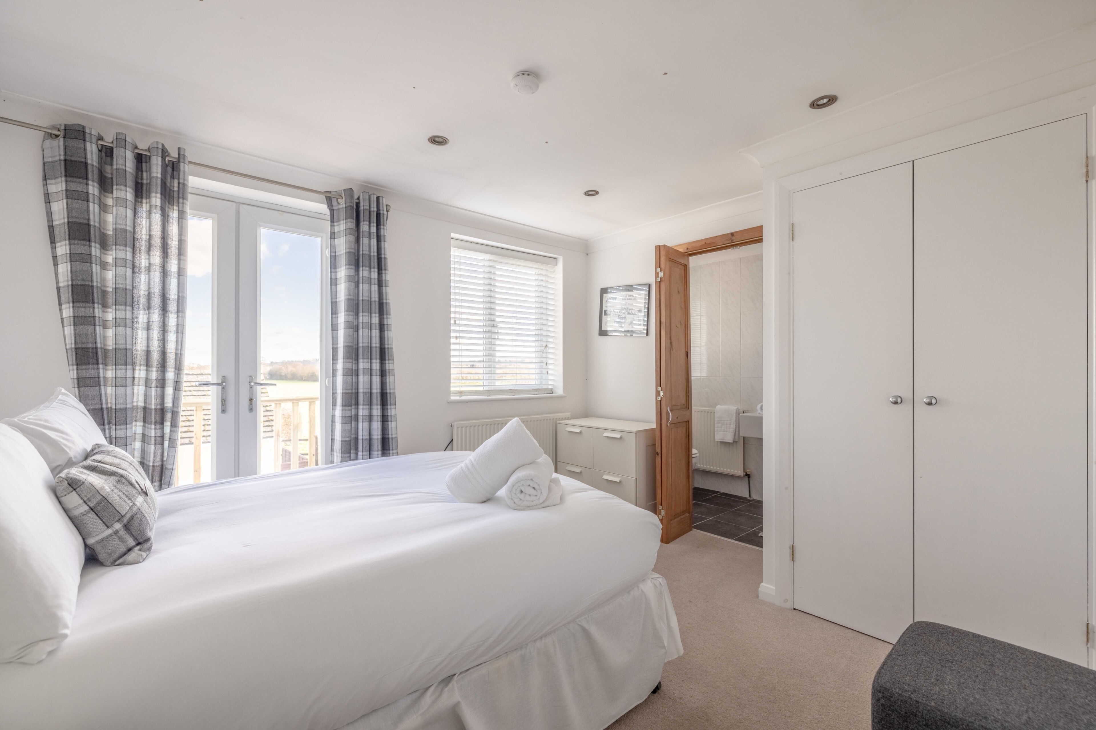 4 bedrooms, WiFi, bed sheets