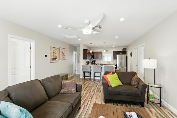 Living area - Welcoming 3-bedroom house with private fenced yard. CLEAN. CENTRAL (Phoenix)