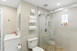 Dusche, Haartrockner, Handtücher, Seife