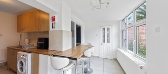4 Bd House, Sleeps 8 with Garden-Tv-Internet