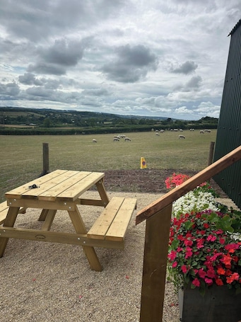Outdoor dining. 1 Bed Hut - Sleeps 2 - Parking - Smoking