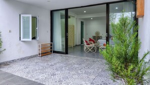 Un salón moderno con puerta de vidrio que da a un balcón.