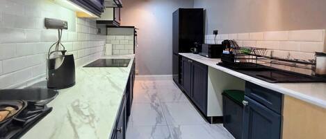 Kühlschrank, Mikrowelle, Ofen, Herdplatte