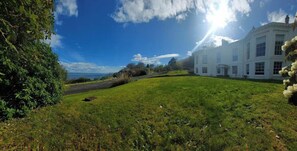 Property grounds - 2 Bed Flat - Sleeps 4 - Pets - Parking - Wifi (Isle of Bute)