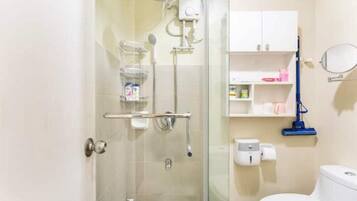 Toalhas de banho, sabonete, papel higiênico