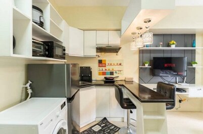 Cozy IT Park Studio - Steps to Ayala Mall, Cafes, Dining & Nightlife