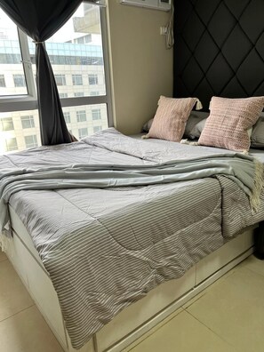 2 habitaciones, tabla de planchar con plancha, wifi y ropa de cama 