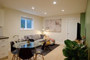 Smart TV - Cozy Luxe Retreat / Designer 2-Bedroom Suite with AC (Vancouver)