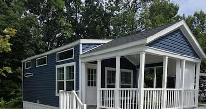 Relaxing 1Bed/1Bath + Loft For Extra Sleeping & Porch – Sun Retreats Campground