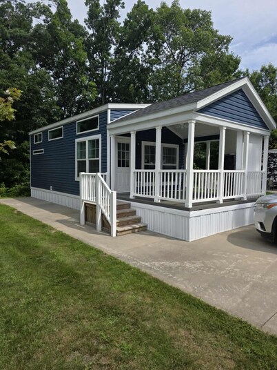 Relaxing 1Bed/1Bath + Loft For Extra Sleeping & Porch – Sun Retreats Campground