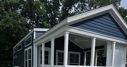 Relaxing 1Bed/1Bath + Loft For Extra Sleeping & Porch – Sun Retreats Campground