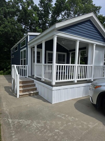 Relaxing 1Bed/1Bath + Loft For Extra Sleeping & Porch – Sun Retreats Campground