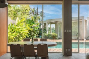 Deluxe villa, 3 slaapkamers, niet-roken, uitzicht op zwembad | Dineerruimte