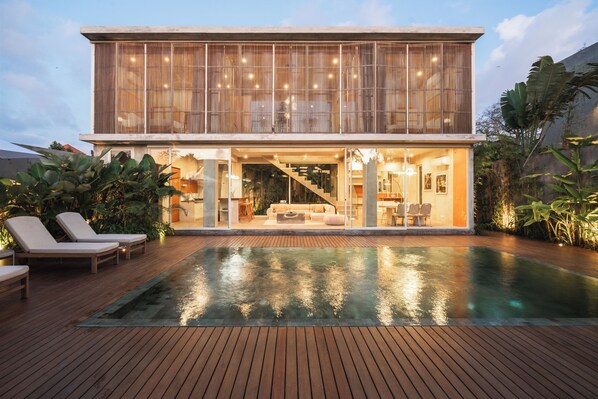 Außenpool, Liegestühle