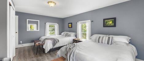 4 habitaciones, escritorio y tabla de planchar con plancha