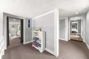 4 bedrooms, iron/ironing board, WiFi, bed sheets