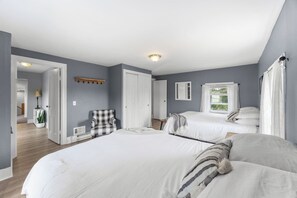 4 dormitorios, escritorio, tabla de planchar con plancha y cuna de viaje