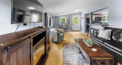 Cozy Vineyard View Farmhouse + Fire Pit + Game Room