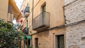 A narrow street with buildings, a balcony with a railing, and a door. - Emma  Art & Wine - Historic Townhouse (Bari)