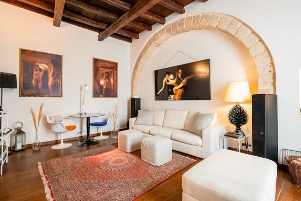 TV - Emma Art & Wine - Historic Townhouse (Bari)