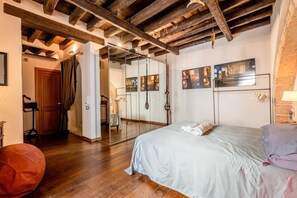 2 bedrooms, desk