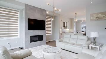 Een televisie en een open haard