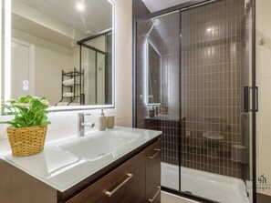 Douche, séchoir à cheveux, serviettes fournies