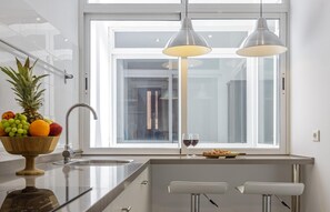 Kühlschrank, Mikrowelle, Ofen, Wasserkocher mit Kaffee-/Teezubehör