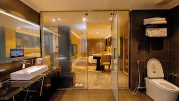 Suite Premium, 1 trĂšs grand lit, non-fumeur, balcon | Salle de bain