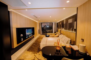 尊榮套房, 1 張特大雙人床, 非吸煙房, 陽台 | 埃及棉床單、高級寢具、羽絨被、記憶床墊