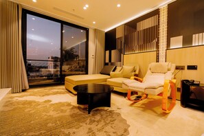 Premium Suite, 1 King Bed, Non Smoking, Balcony | Egyptian cotton sheets, premium bedding, down comforters