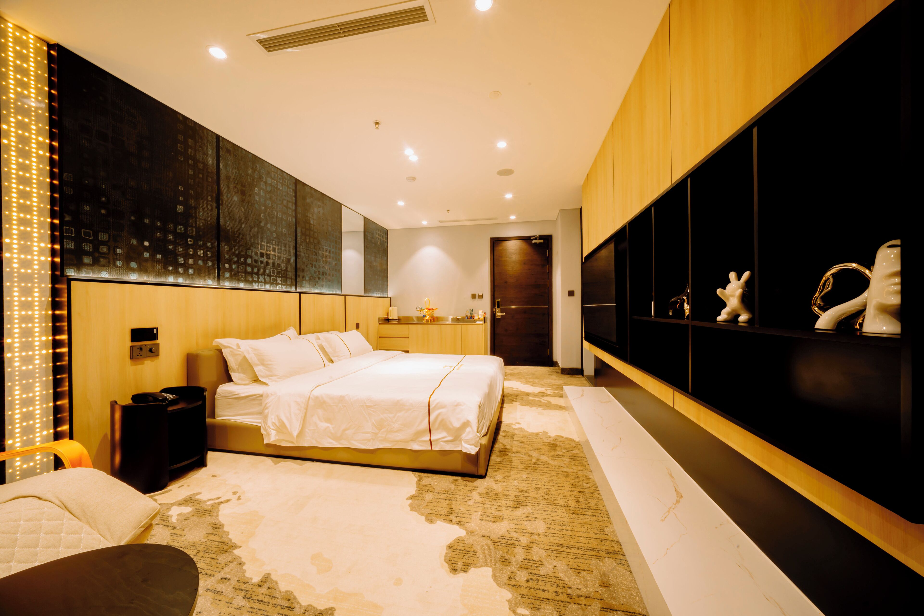 Premium Suite, 1 King Bed, Non Smoking, Balcony | Egyptian cotton sheets, premium bedding, down comforters